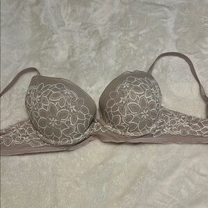 Elegant Lace Underwire Bra in Cream and Tan